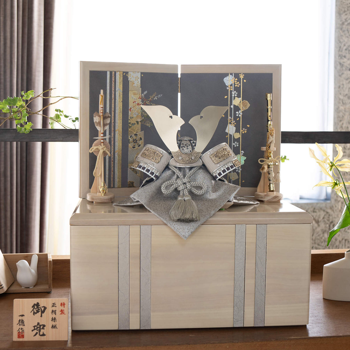 五月人形 あずさ収納飾り 白グレー 8号 一徳作 グレー