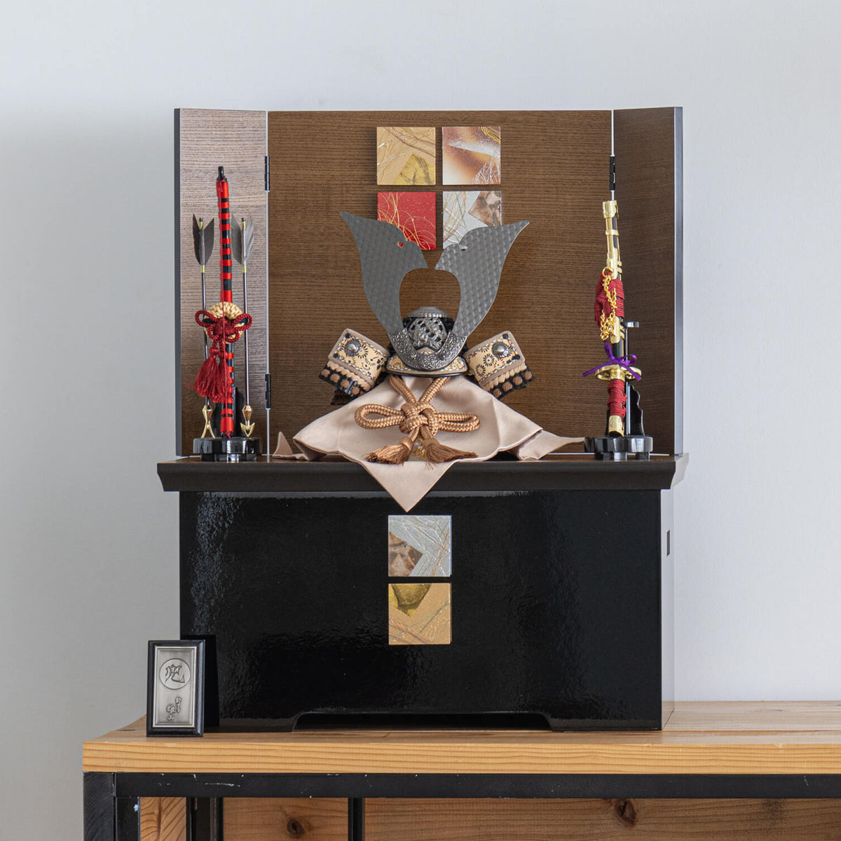 五月人形 綾野収納飾り 木目茶 黒 7号 グレーベージュ