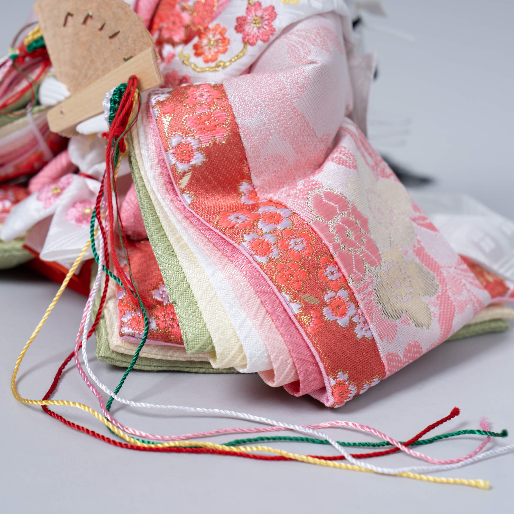 雛人形 花詩 人形ケース 吉徳大光 薄緑ピンク刺繍