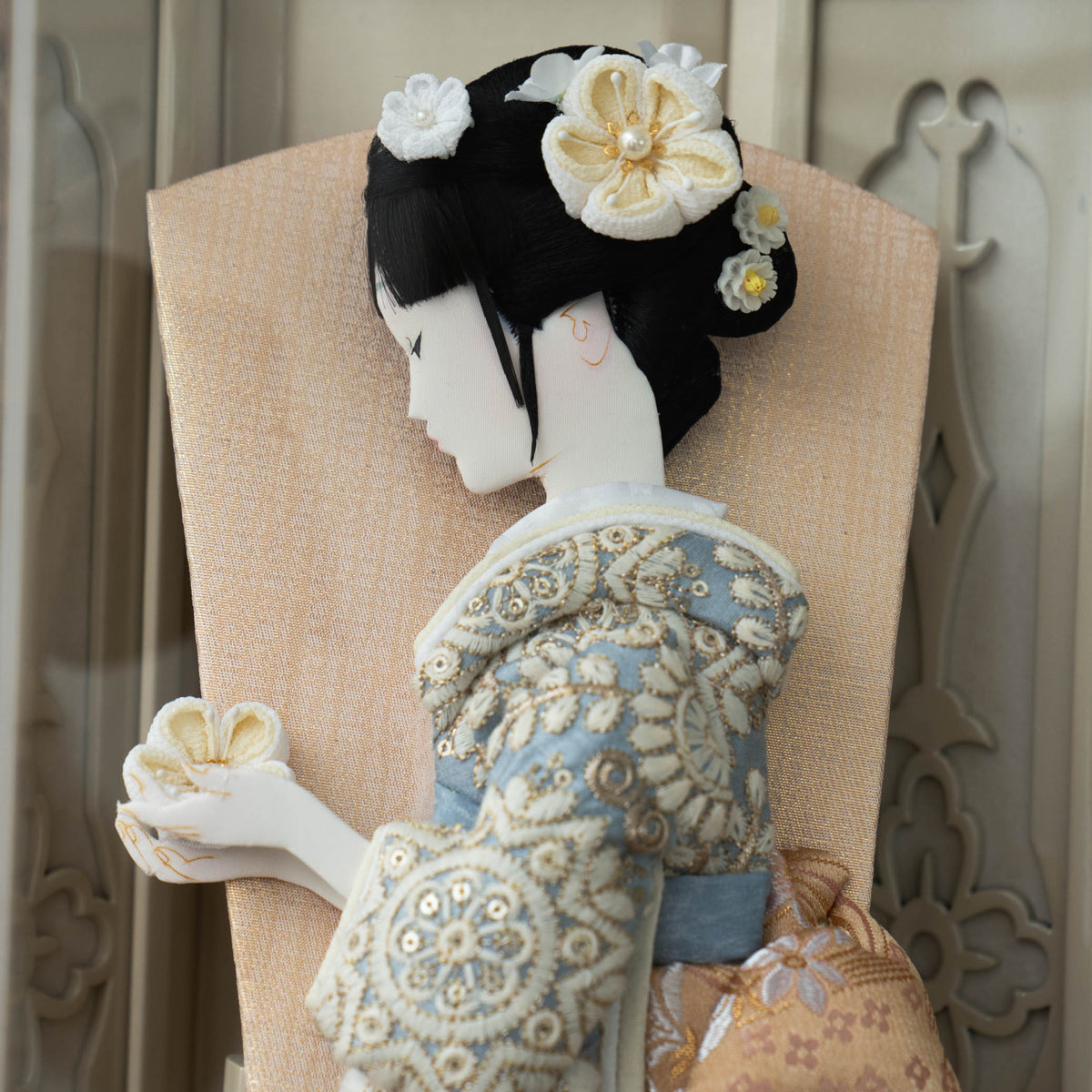 羽子板 ケース飾り エミール ライトベージュ 10号 水色刺繍レース