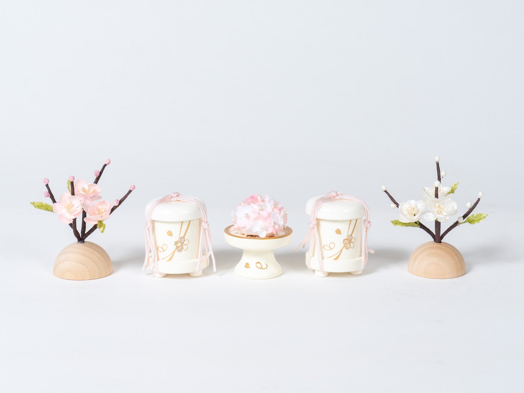 雛人形 瑠花平飾り 吉徳大光 ベージュ