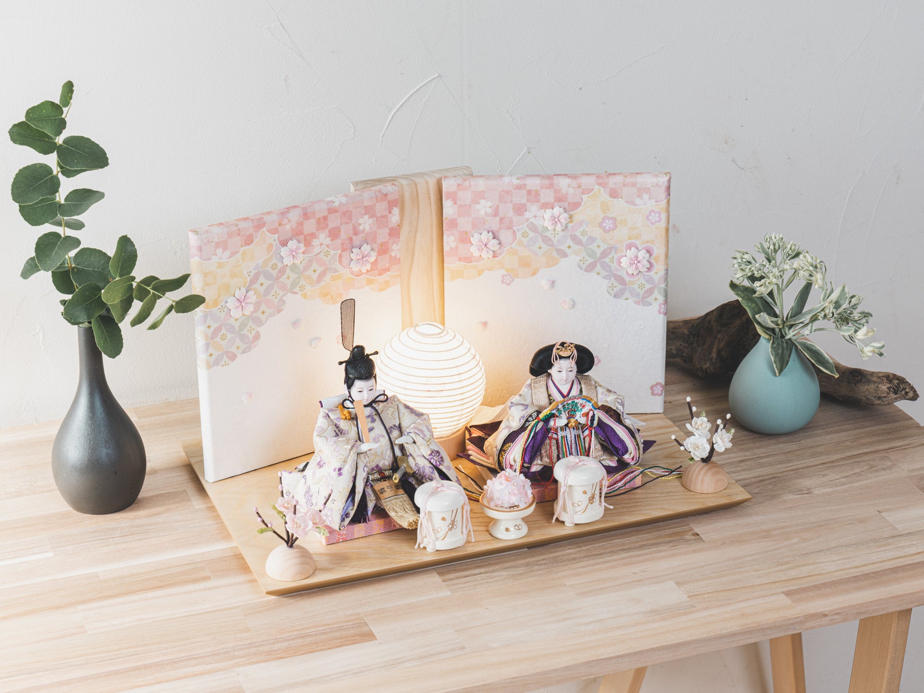 雛人形 瑠花平飾り 吉徳大光 ベージュ