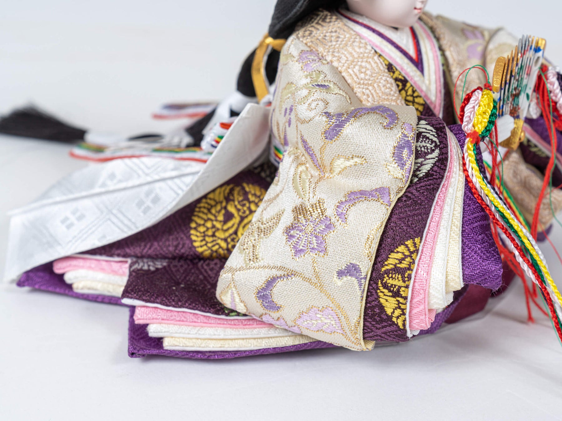 雛人形 瑠花平飾り 吉徳大光 ベージュ