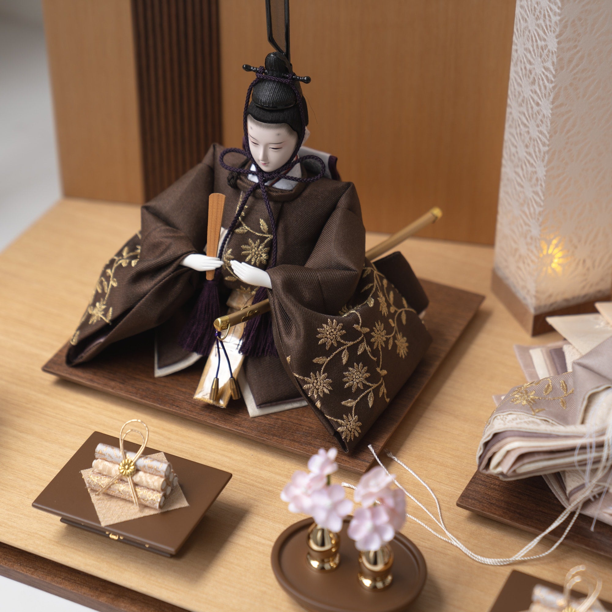雛人形 凪彩平飾り ナチュラル 平安道翠 ブラウン蔓花刺繍