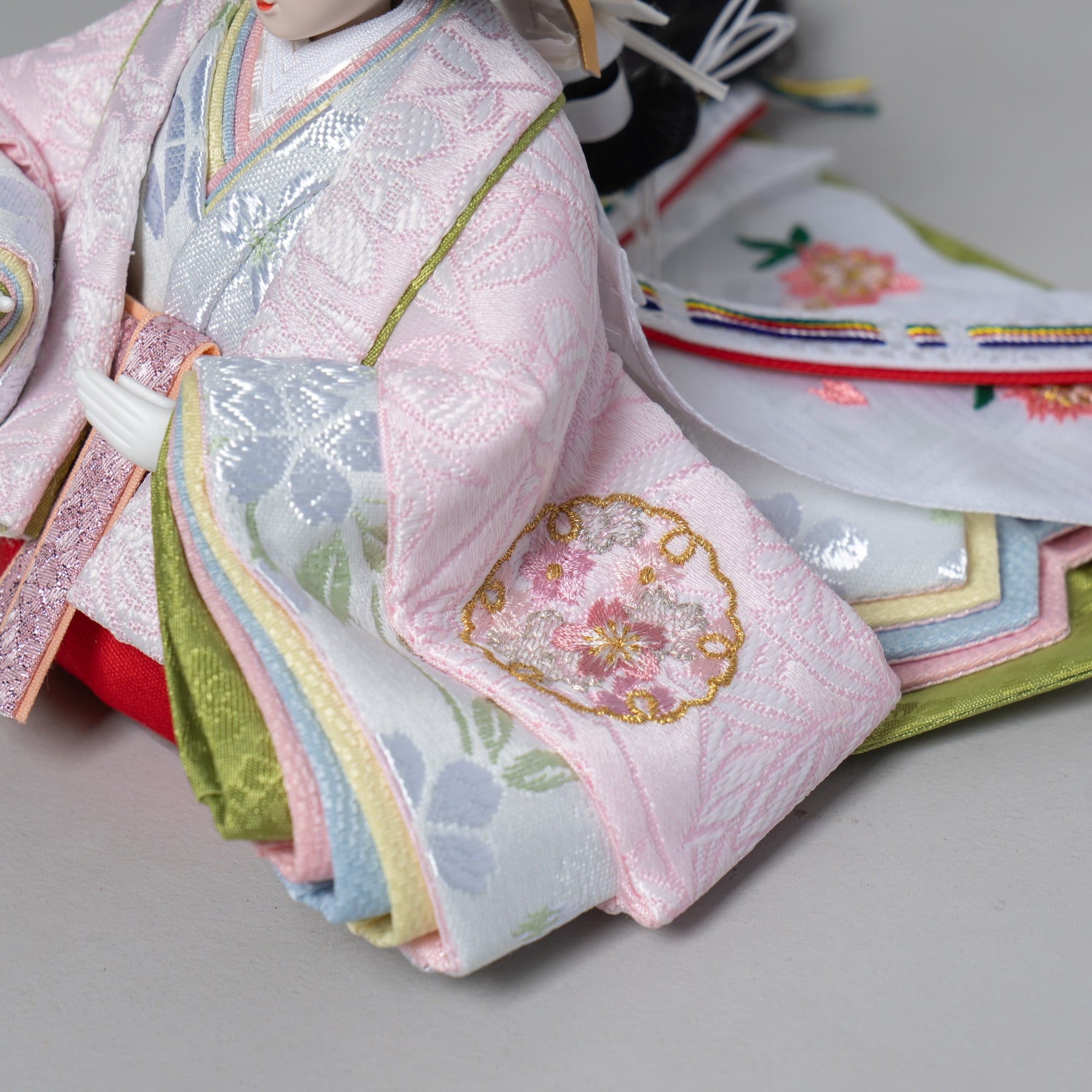 雛人形 ひなも平飾り 木目白 吉藤 雪輪桜刺繍