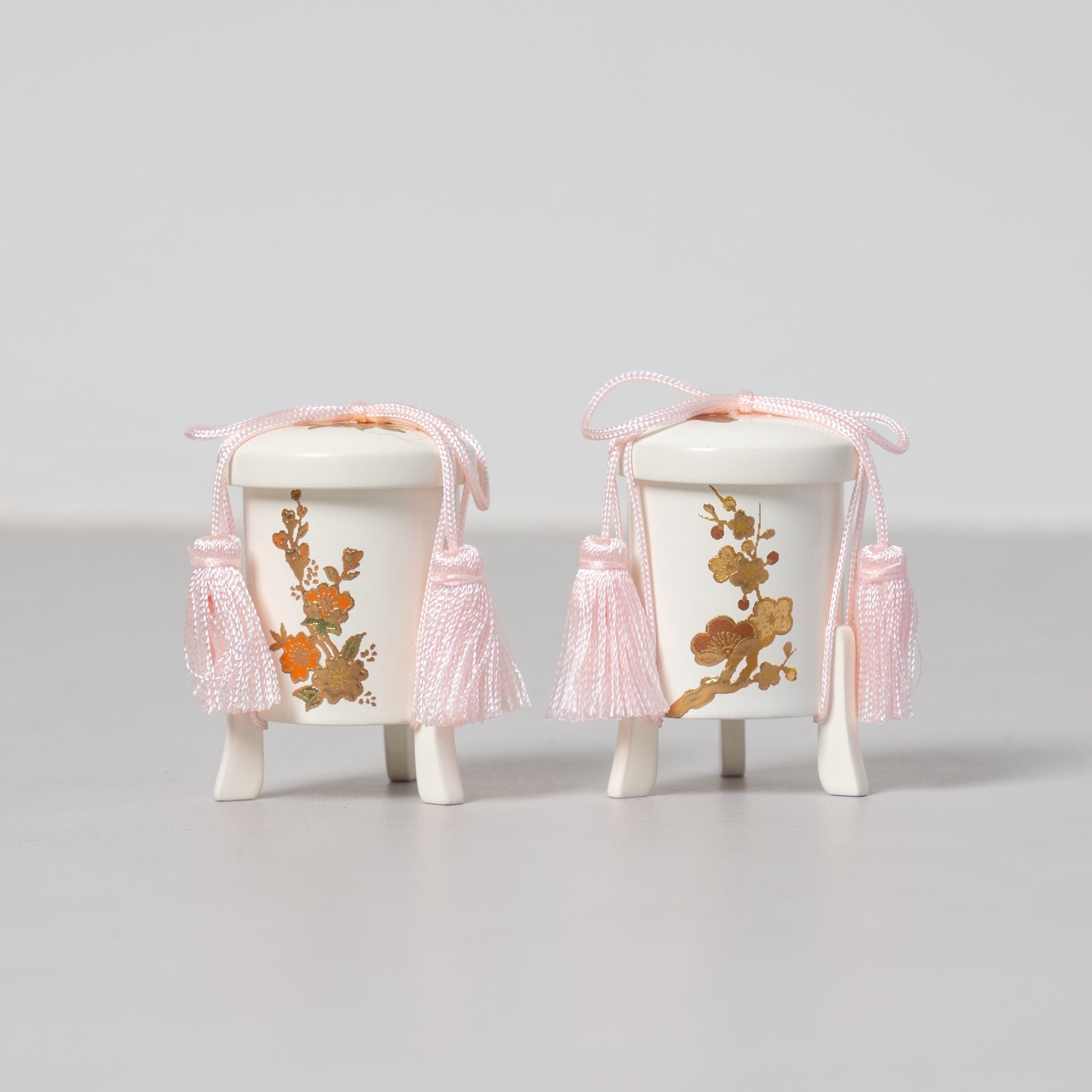 雛人形 ひなも平飾り 木目白 吉藤 雪輪桜刺繍