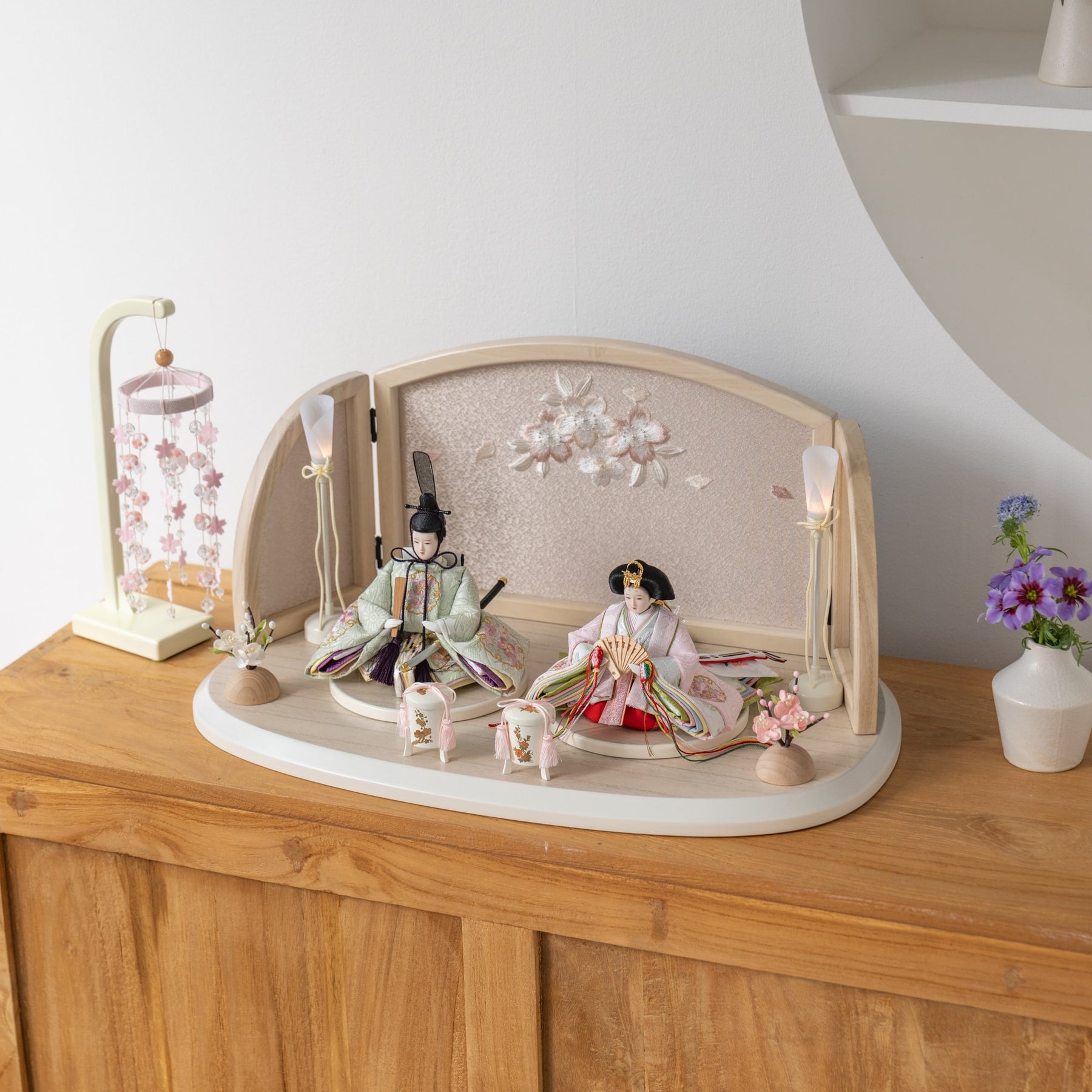 雛人形 ひなも平飾り 木目白 吉藤 雪輪桜刺繍