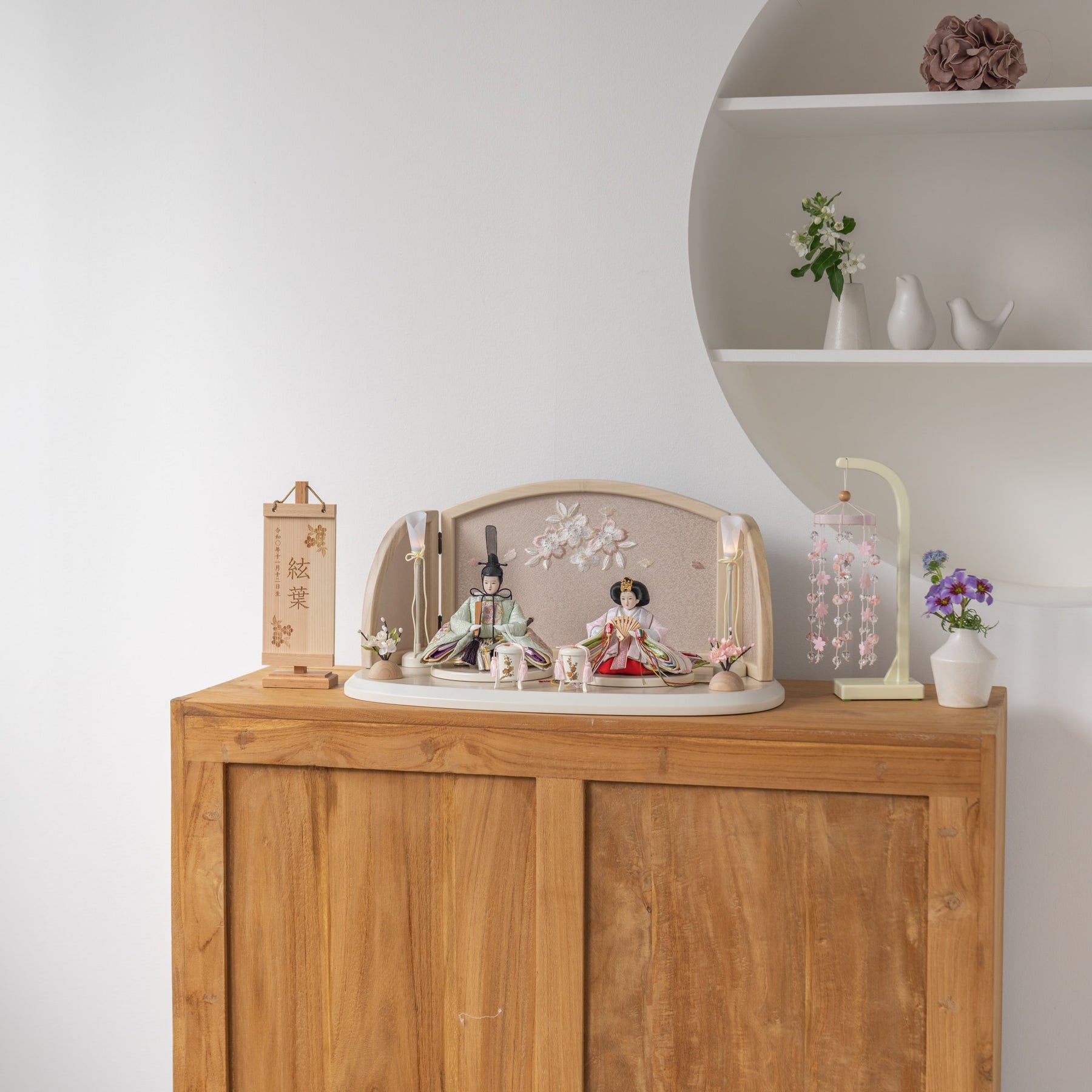 雛人形 ひなも平飾り 木目白 吉藤 雪輪桜刺繍