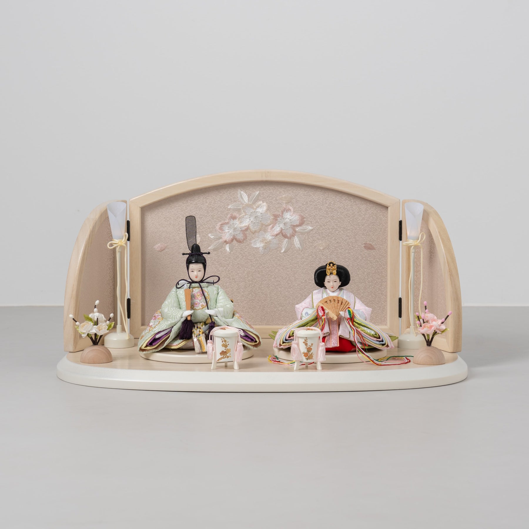 雛人形 ひなも平飾り 木目白 吉藤 雪輪桜刺繍