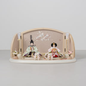 雛人形 ひなも平飾り 木目白 吉藤 雪輪桜刺繍