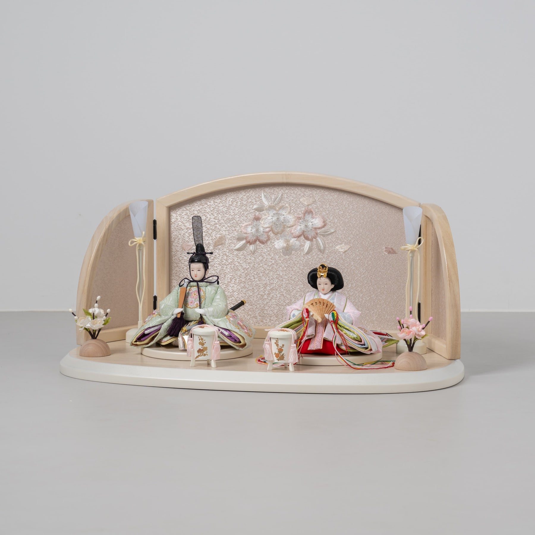 雛人形 ひなも平飾り 木目白 吉藤 雪輪桜刺繍