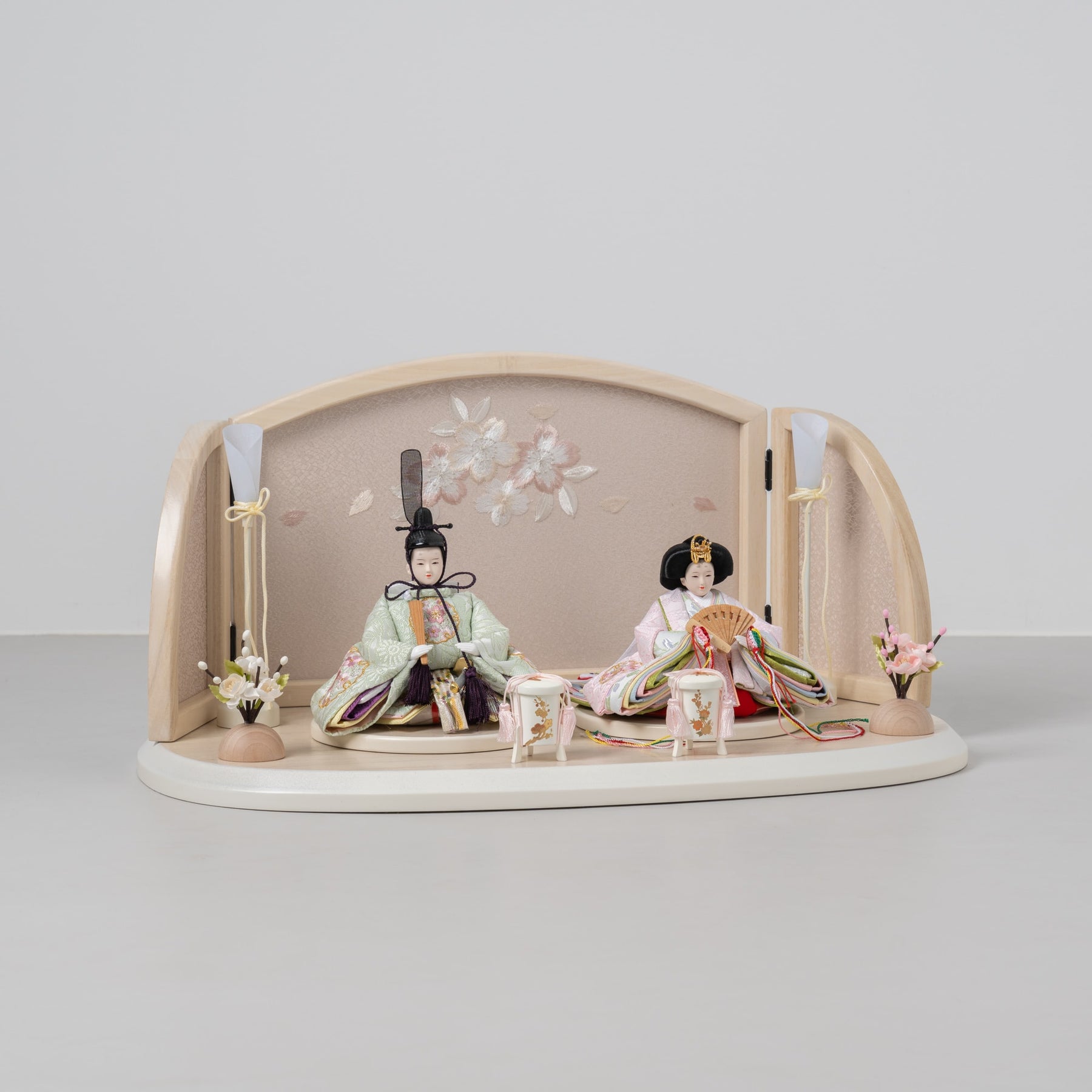 雛人形 ひなも平飾り 木目白 吉藤 雪輪桜刺繍