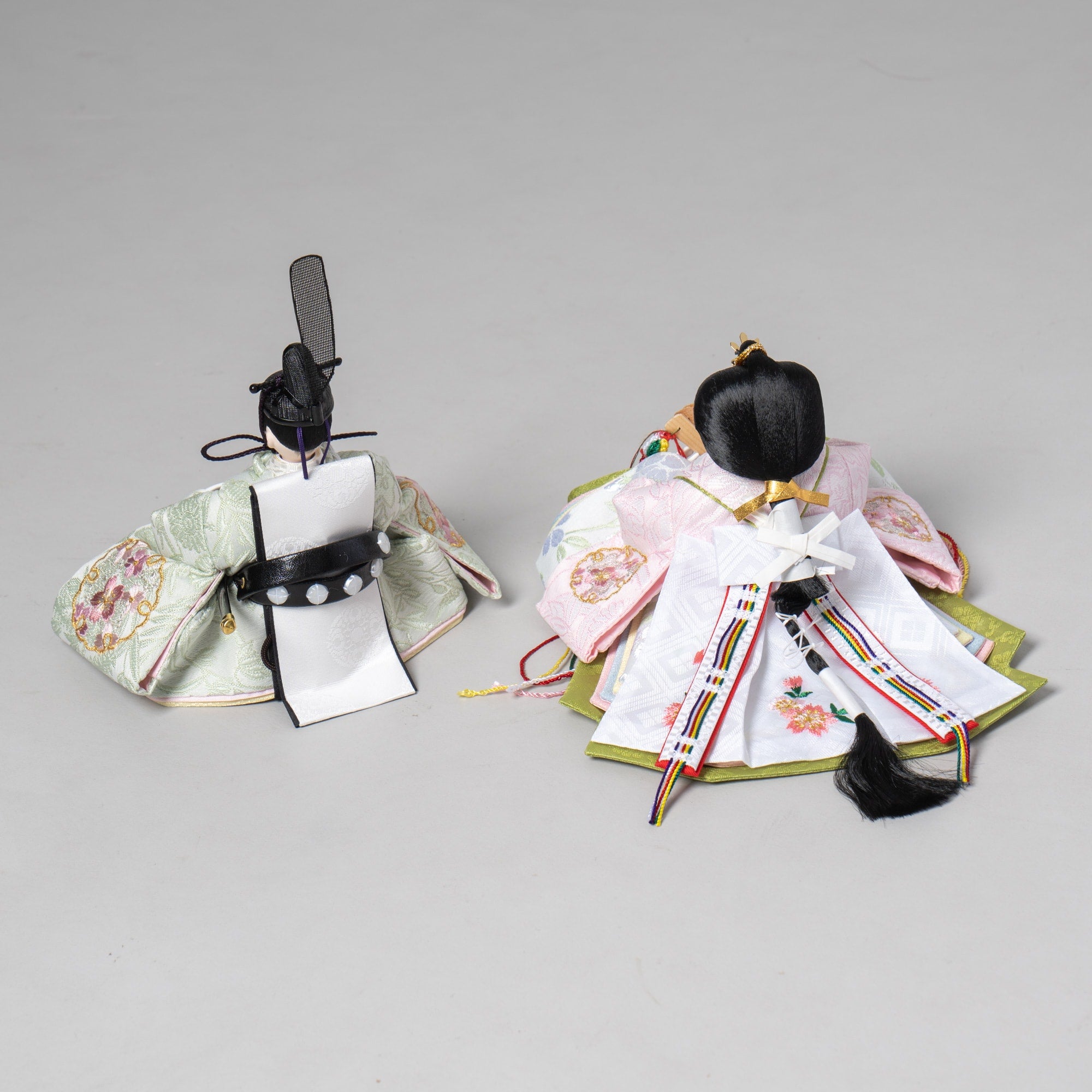 雛人形 ひなも平飾り 木目白 吉藤 雪輪桜刺繍