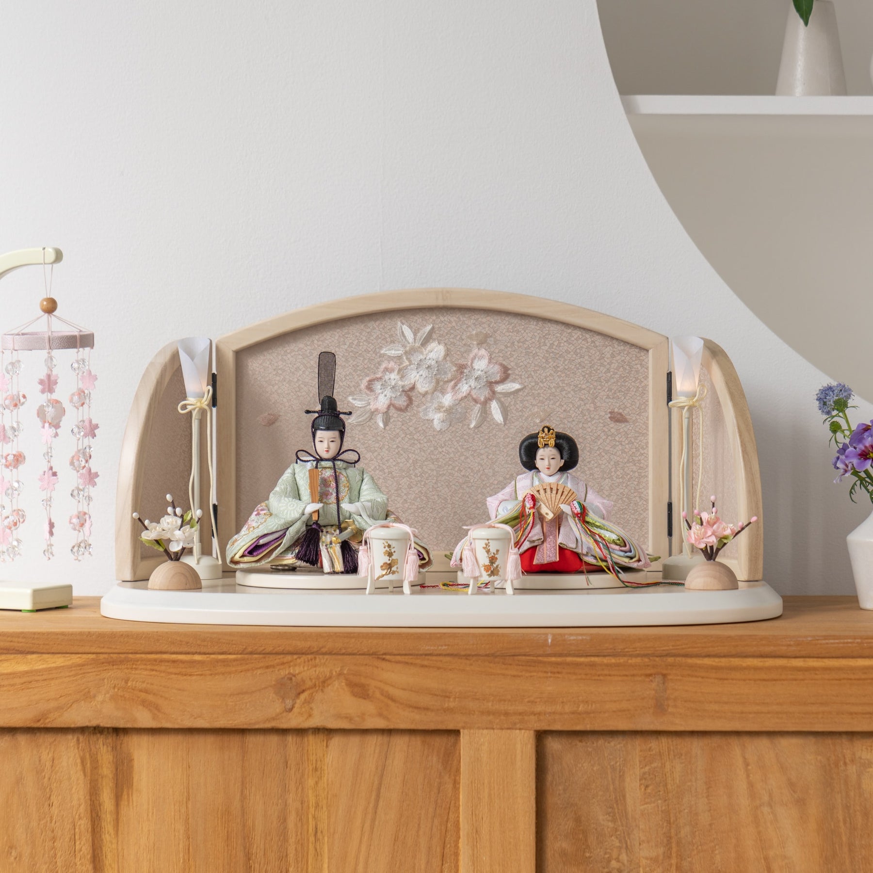 雛人形 ひなも平飾り 木目白 吉藤 雪輪桜刺繍