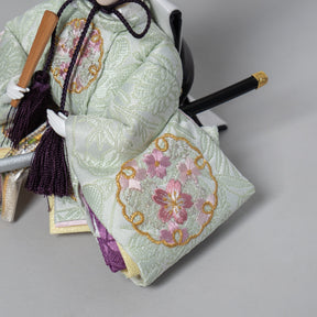 雛人形 ひなも平飾り 木目白 吉藤 雪輪桜刺繍