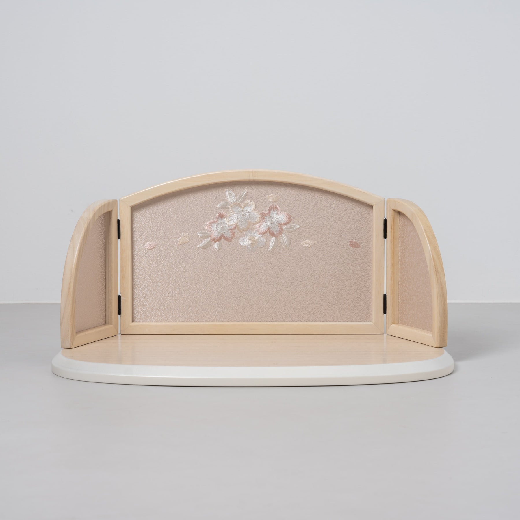 雛人形 ひなも平飾り 木目白 吉徳大光 正絹丸松文様