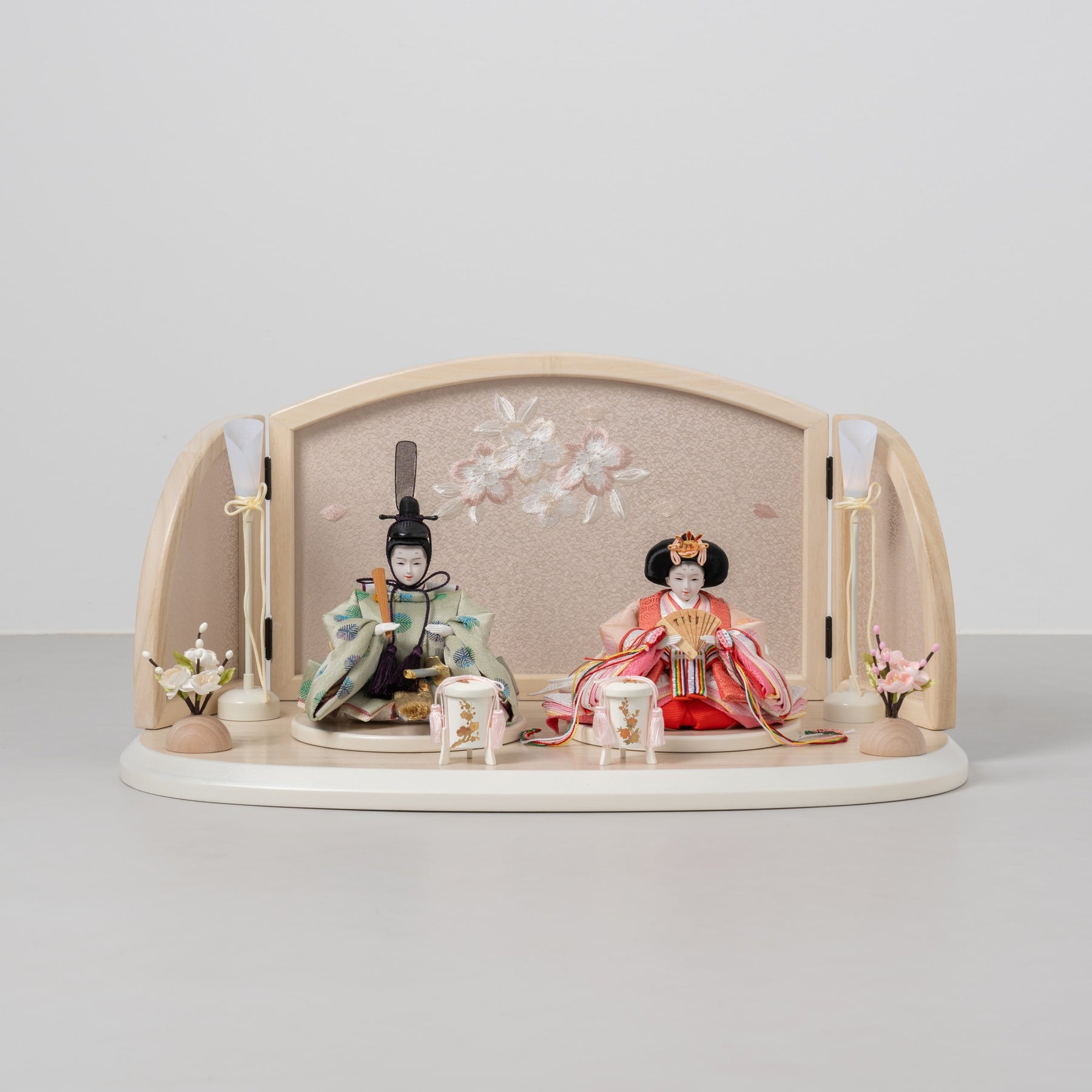 雛人形 ひなも平飾り 木目白 吉徳大光 正絹丸松文様