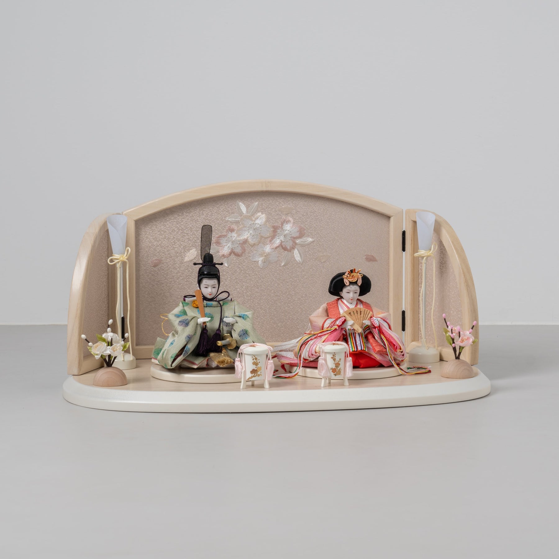 雛人形 ひなも平飾り 木目白 吉徳大光 正絹丸松文様