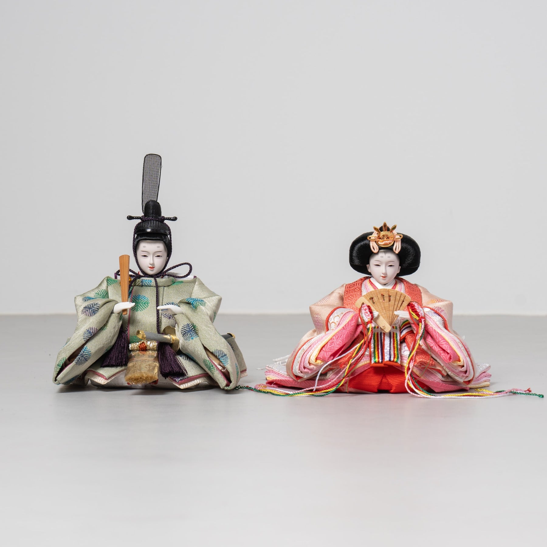 雛人形 ひなも平飾り 木目白 吉徳大光 正絹丸松文様