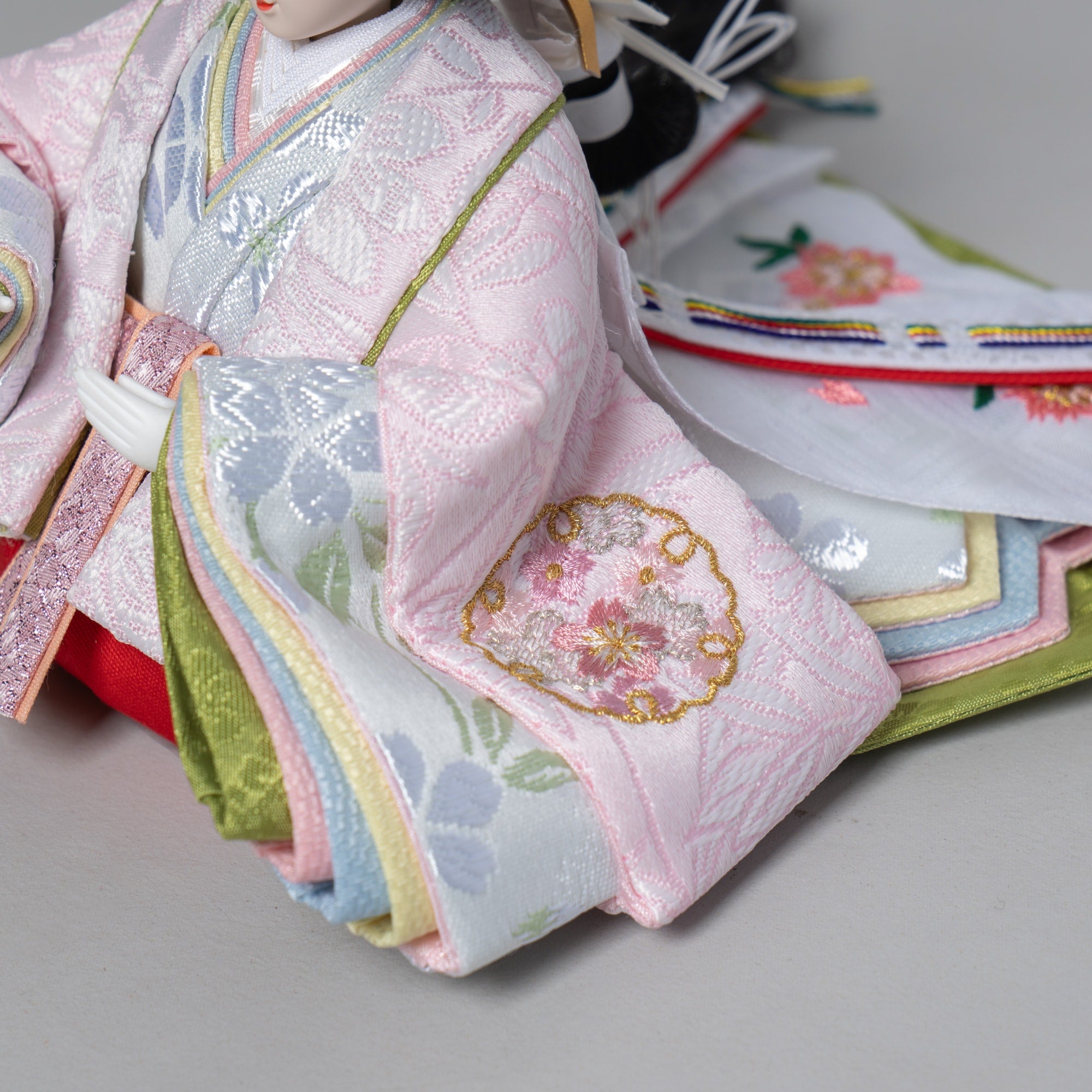 雛人形 ひなも平飾り 白木 吉藤 雪輪桜刺繍