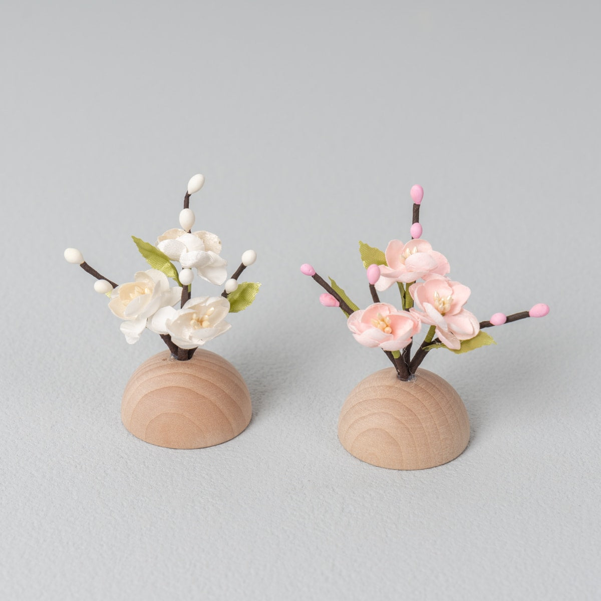 雛人形 ひなも平飾り 白木 吉藤 雪輪桜刺繍