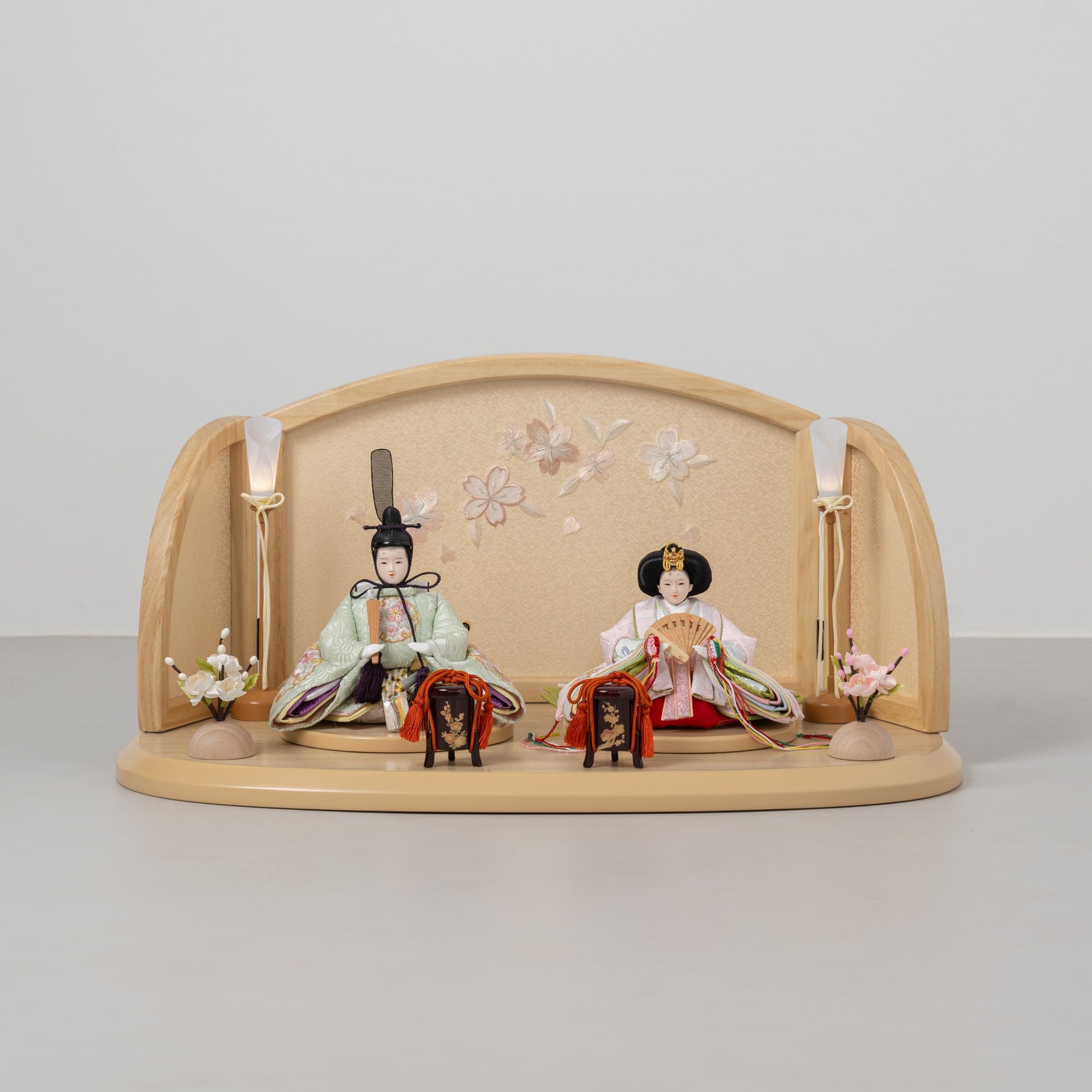 雛人形 ひなも平飾り 白木 吉藤 雪輪桜刺繍