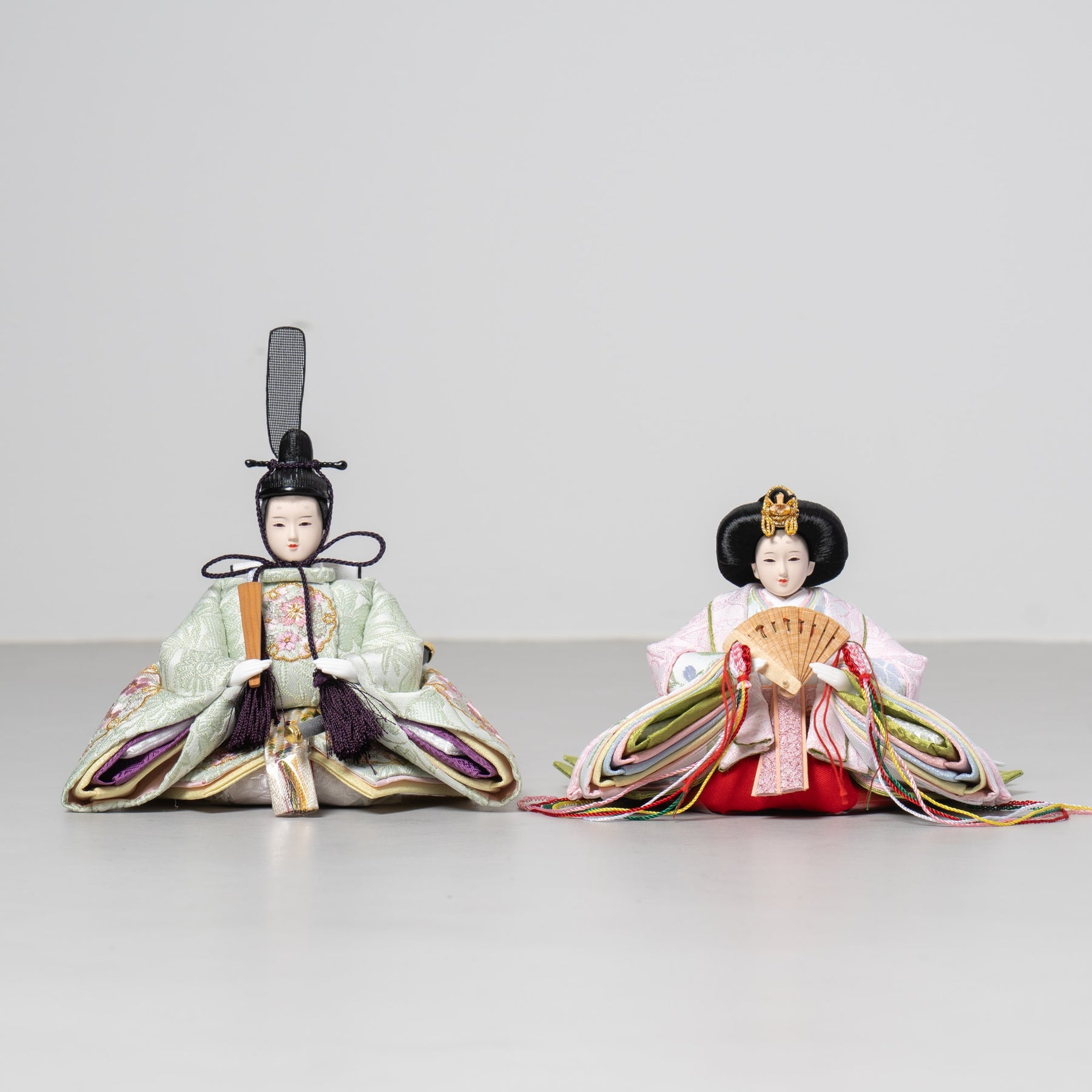 雛人形 ひなも平飾り 白木 吉藤 雪輪桜刺繍