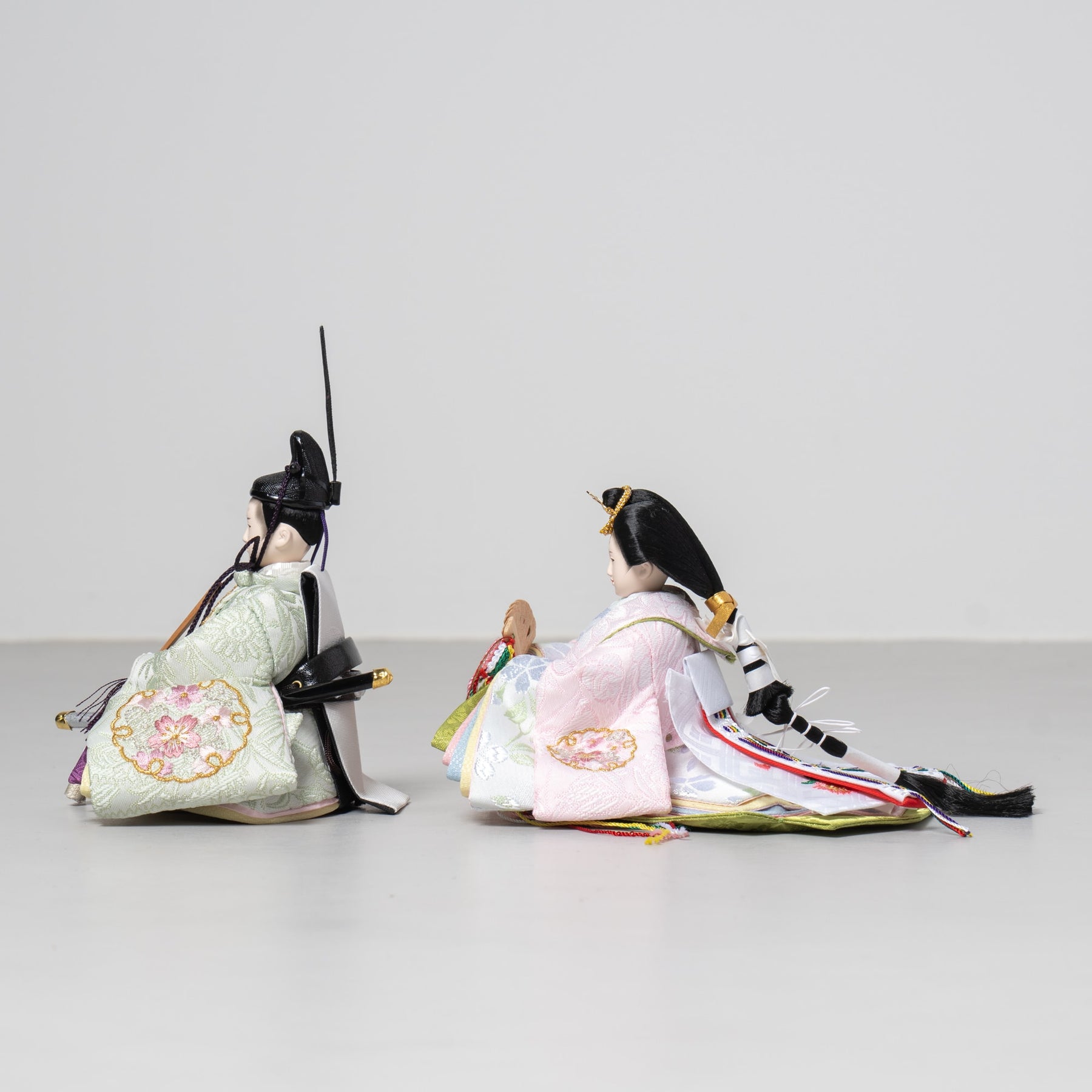 雛人形 ひなも平飾り 白木 吉藤 雪輪桜刺繍