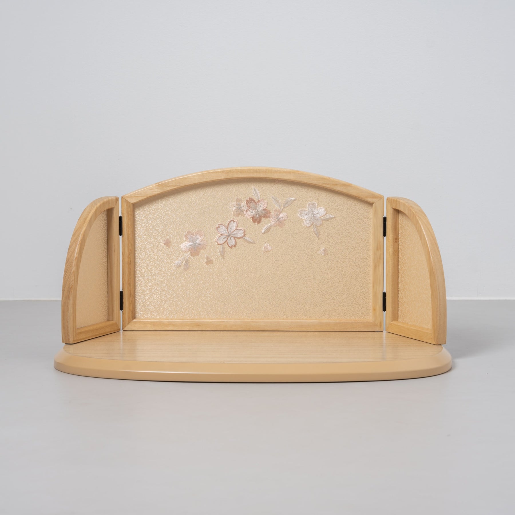 雛人形 ひなも平飾り 白木 吉藤 雲立湧花菱紋