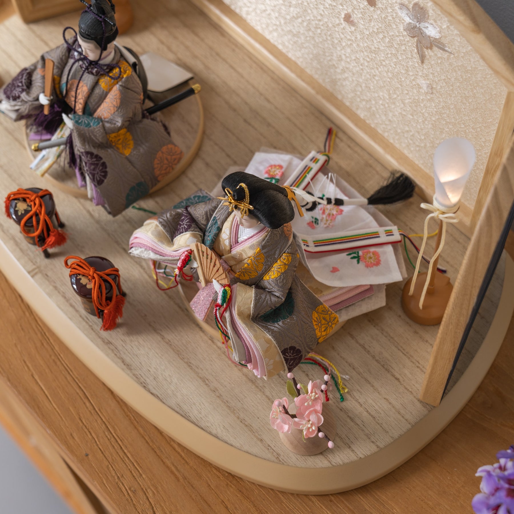 雛人形 ひなも平飾り 白木 吉藤 雲立湧花菱紋