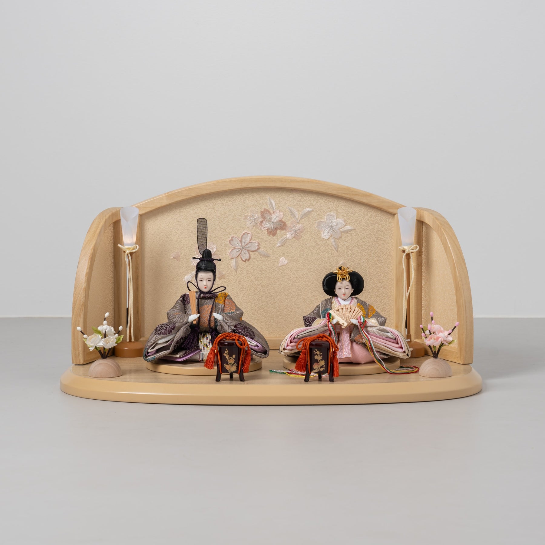 雛人形 ひなも平飾り 白木 吉藤 雲立湧花菱紋