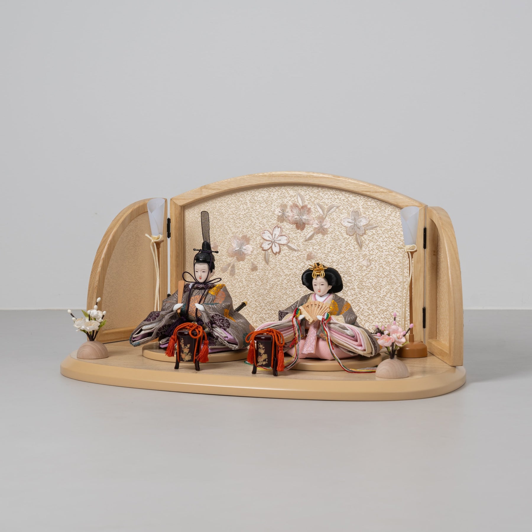 雛人形 ひなも平飾り 白木 吉藤 雲立湧花菱紋