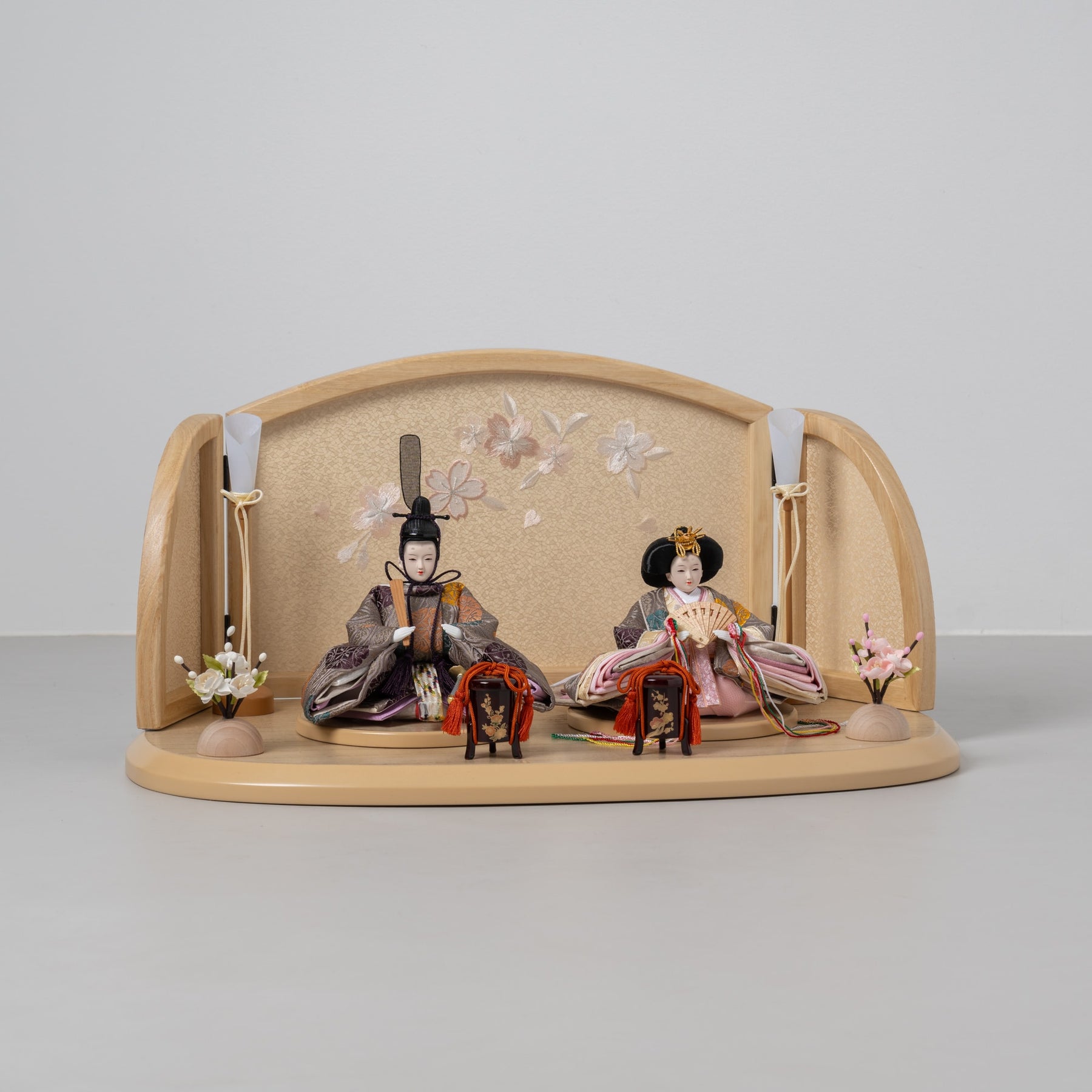 雛人形 ひなも平飾り 白木 吉藤 雲立湧花菱紋