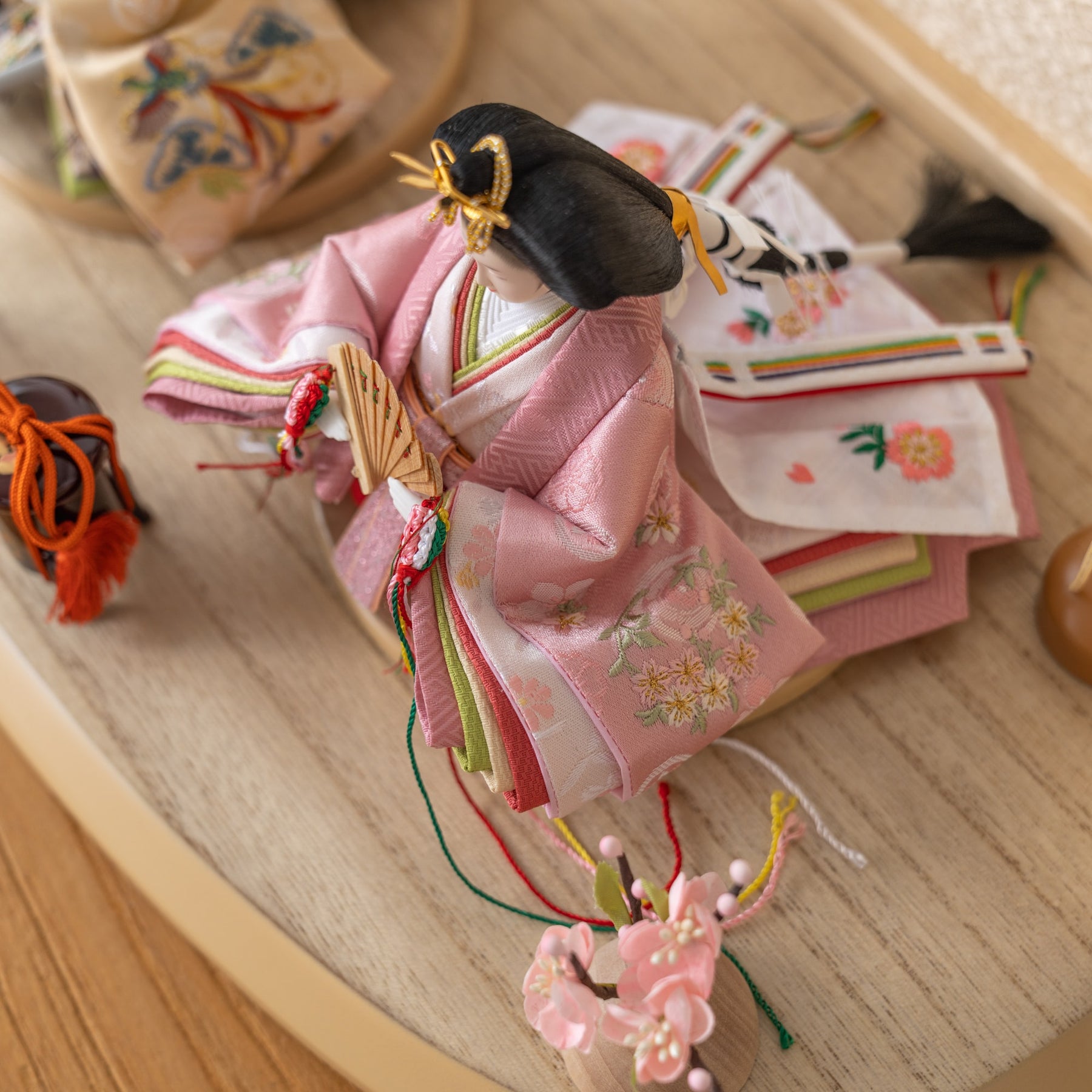 雛人形 ひなも平飾り 白木 吉藤 鳳凰刺繍