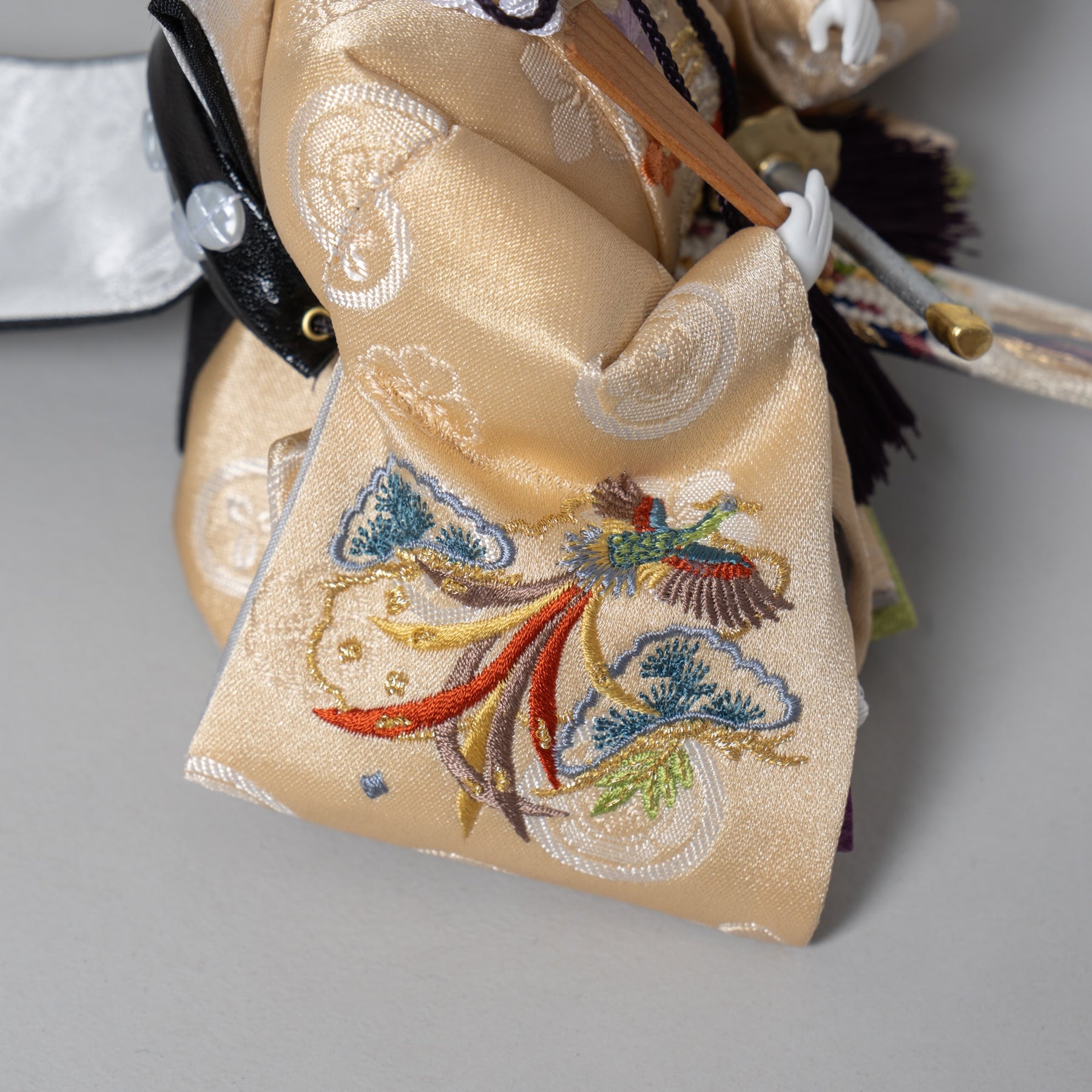 雛人形 ひなも平飾り 白木 吉藤 鳳凰刺繍