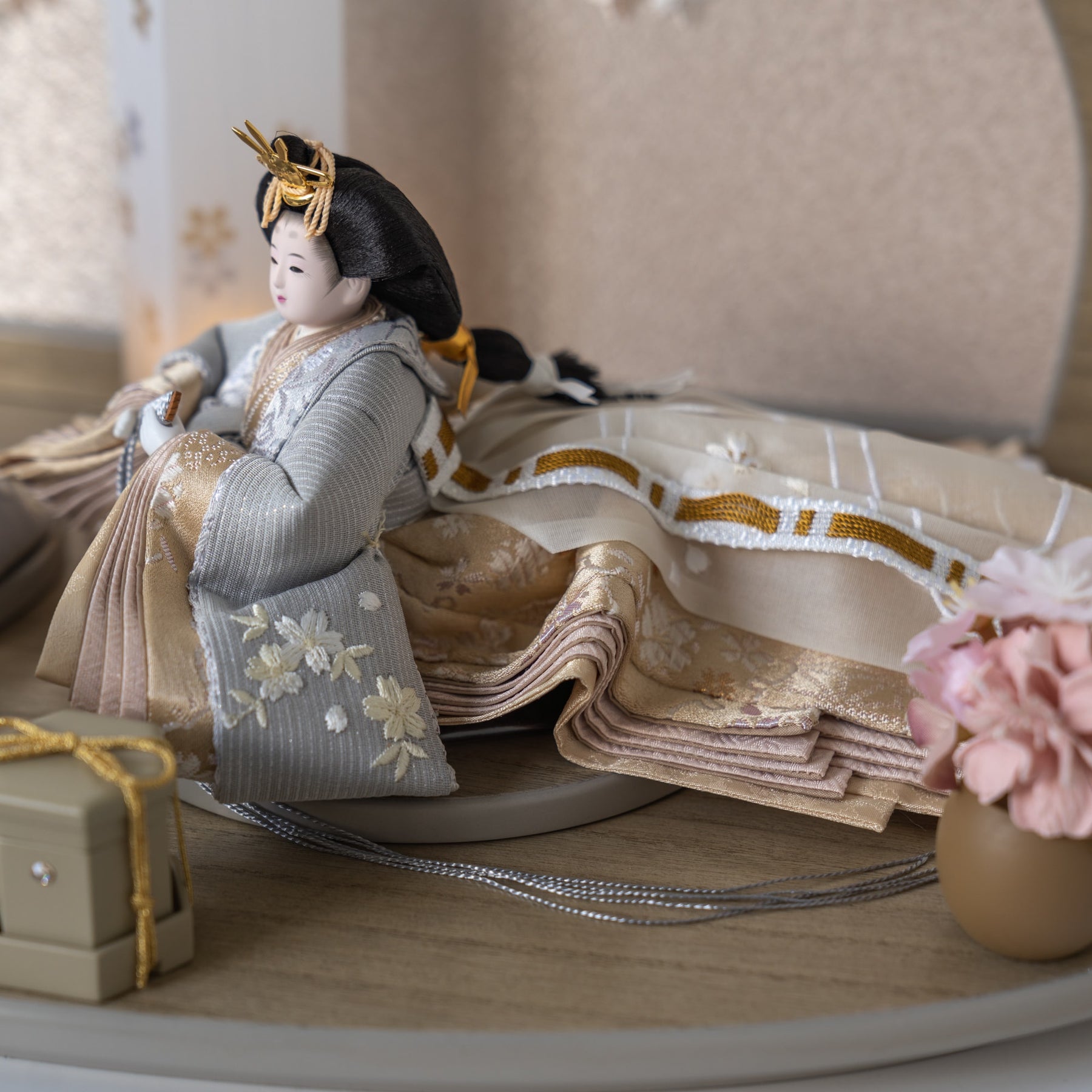 雛人形 絢音平飾り グレー 柴田家千代 薄グレー桜