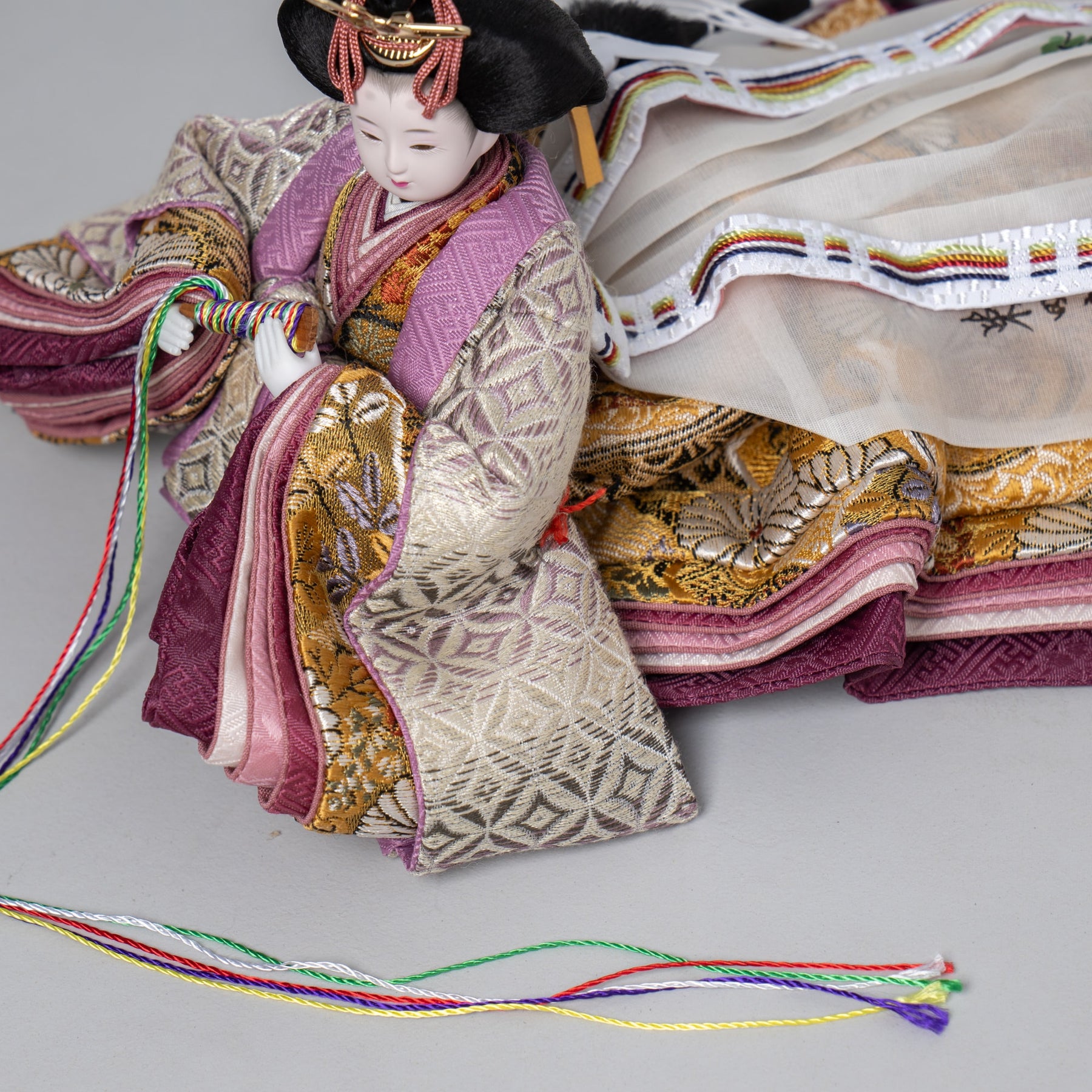 雛人形 絢音平飾り アイボリー 柴田家千代 白藤七宝柄