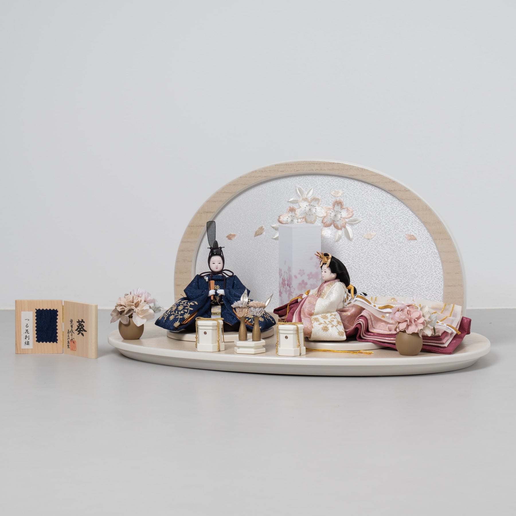 雛人形 絢音平飾り アイボリー 柴田家千代 紺白蔦柄