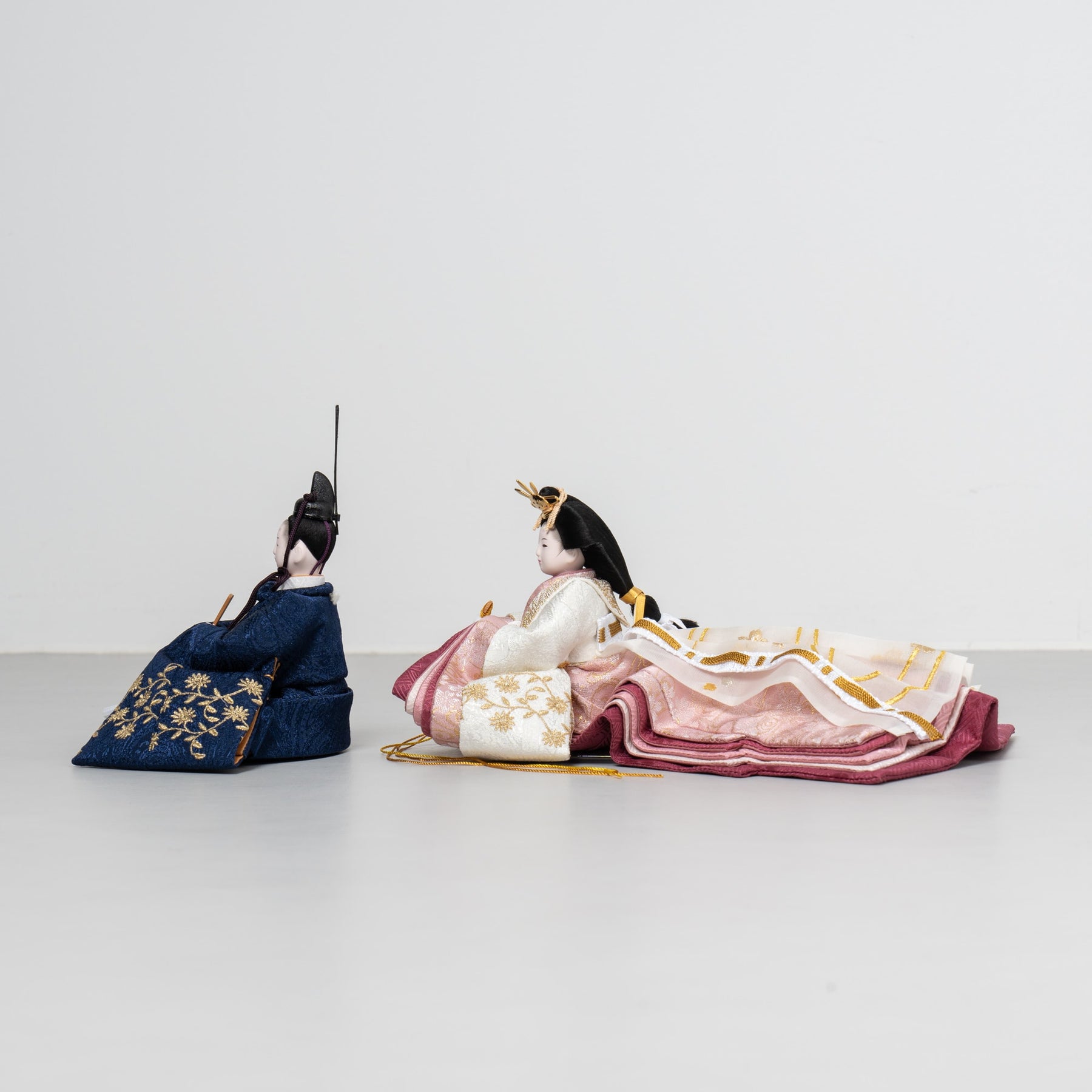 雛人形 絢音平飾り アイボリー 柴田家千代 紺白蔦柄