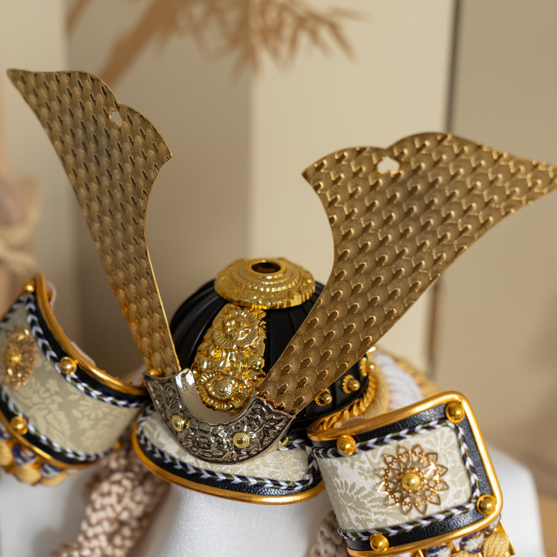 五月人形 玄志 兜飾り ベージュ 7号ベージュ松葉中鍬