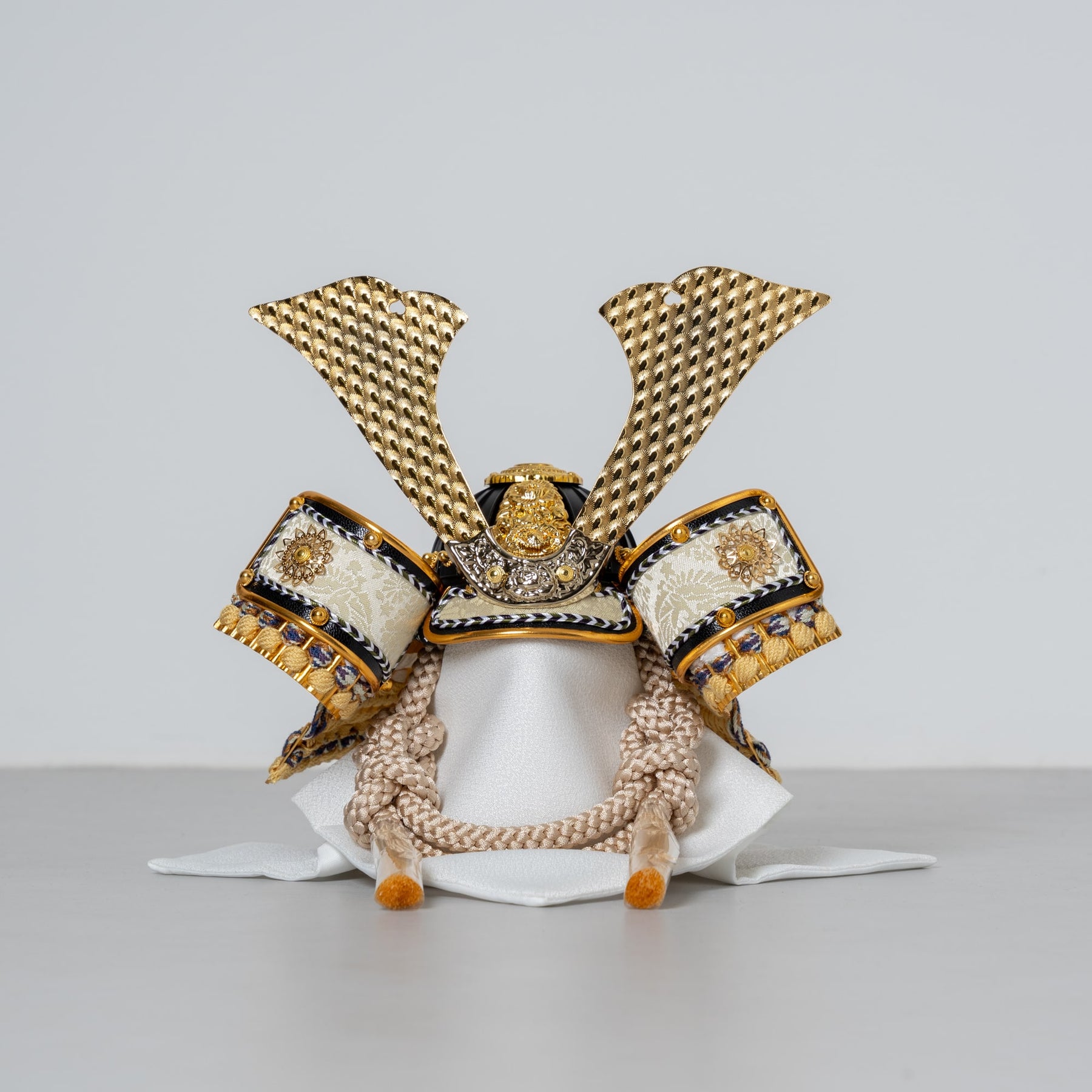 五月人形 玄志 兜飾り ベージュ 7号ベージュ松葉中鍬