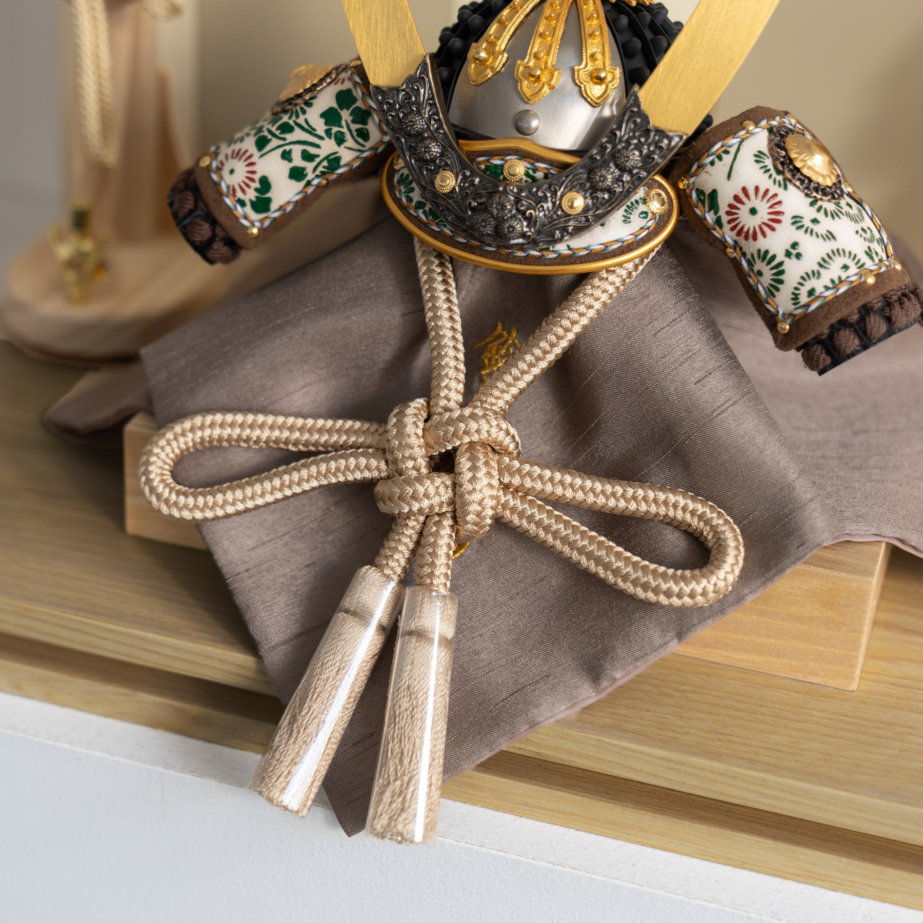 五月人形 玄志 兜飾り ベージュ 1/5 暁 濃茶糸縅