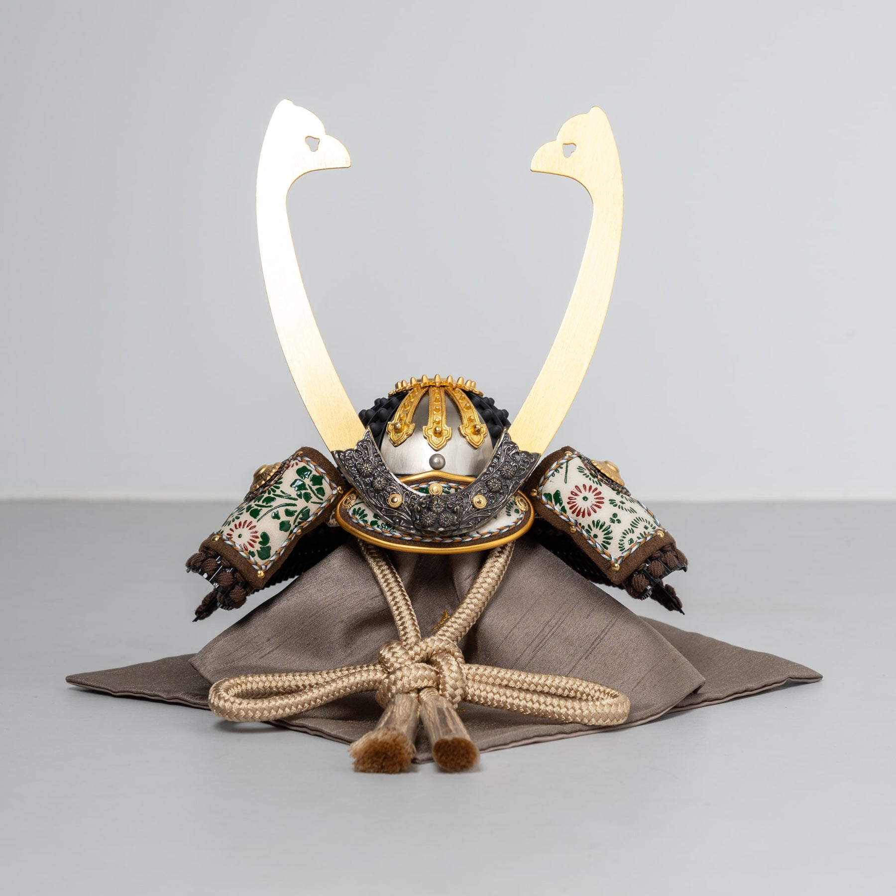 五月人形 玄志 兜飾り ベージュ 1/5 暁 濃茶糸縅