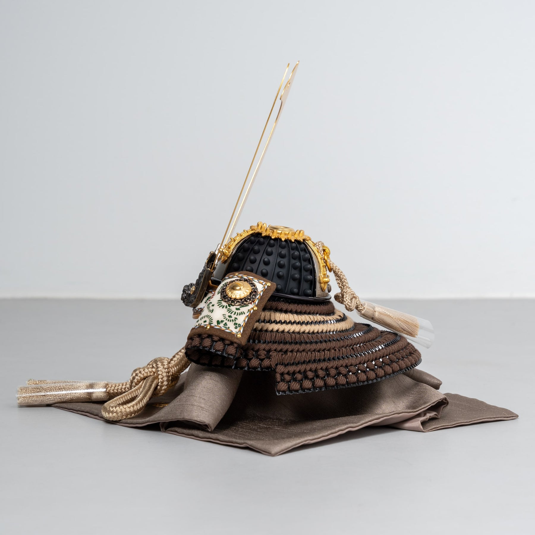 五月人形 玄志 兜飾り ベージュ 1/5 暁 濃茶糸縅