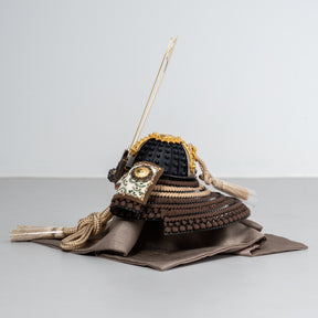 五月人形 玄志 兜飾り ベージュ 1/5 暁 濃茶糸縅