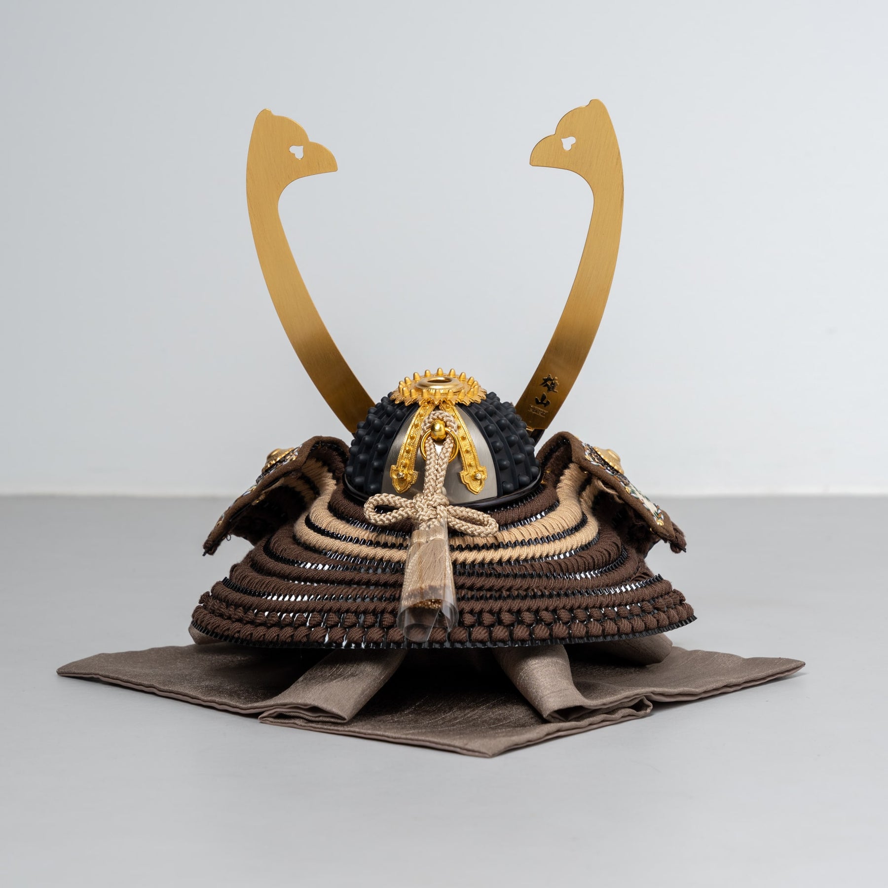 五月人形 玄志 兜飾り ベージュ 1/5 暁 濃茶糸縅