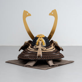 五月人形 玄志 兜飾り ベージュ 1/5 暁 濃茶糸縅