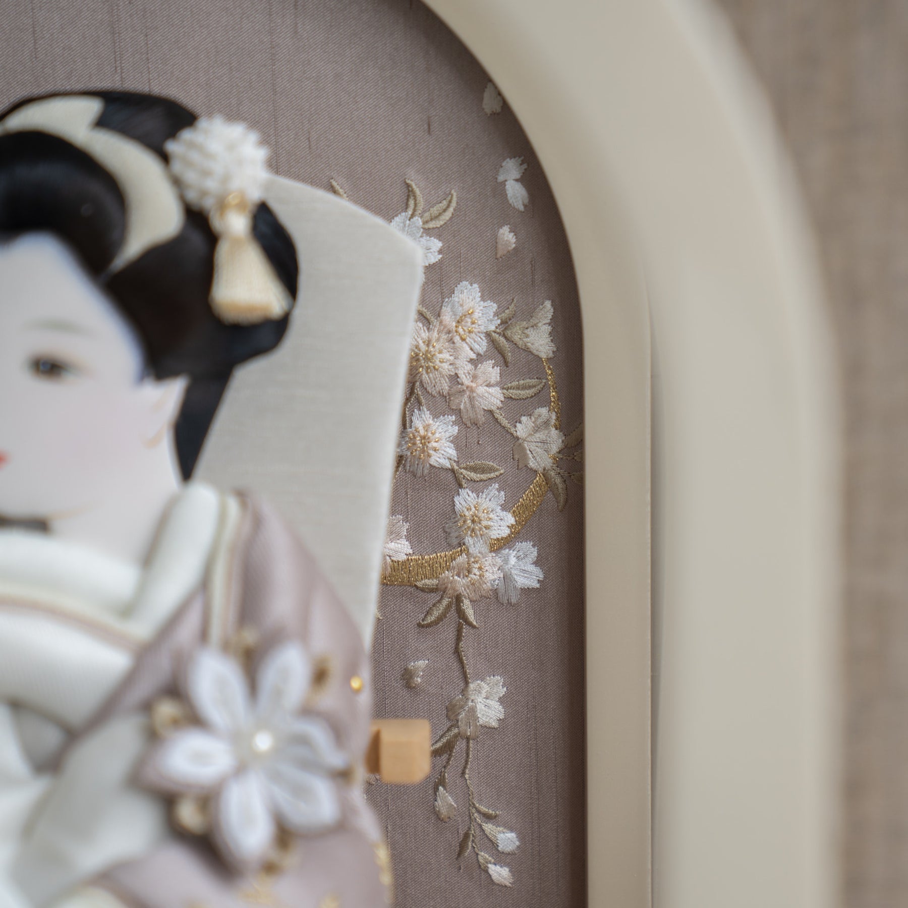 羽子板ケース ロマネ ベージュ 8号 蔦刺繍