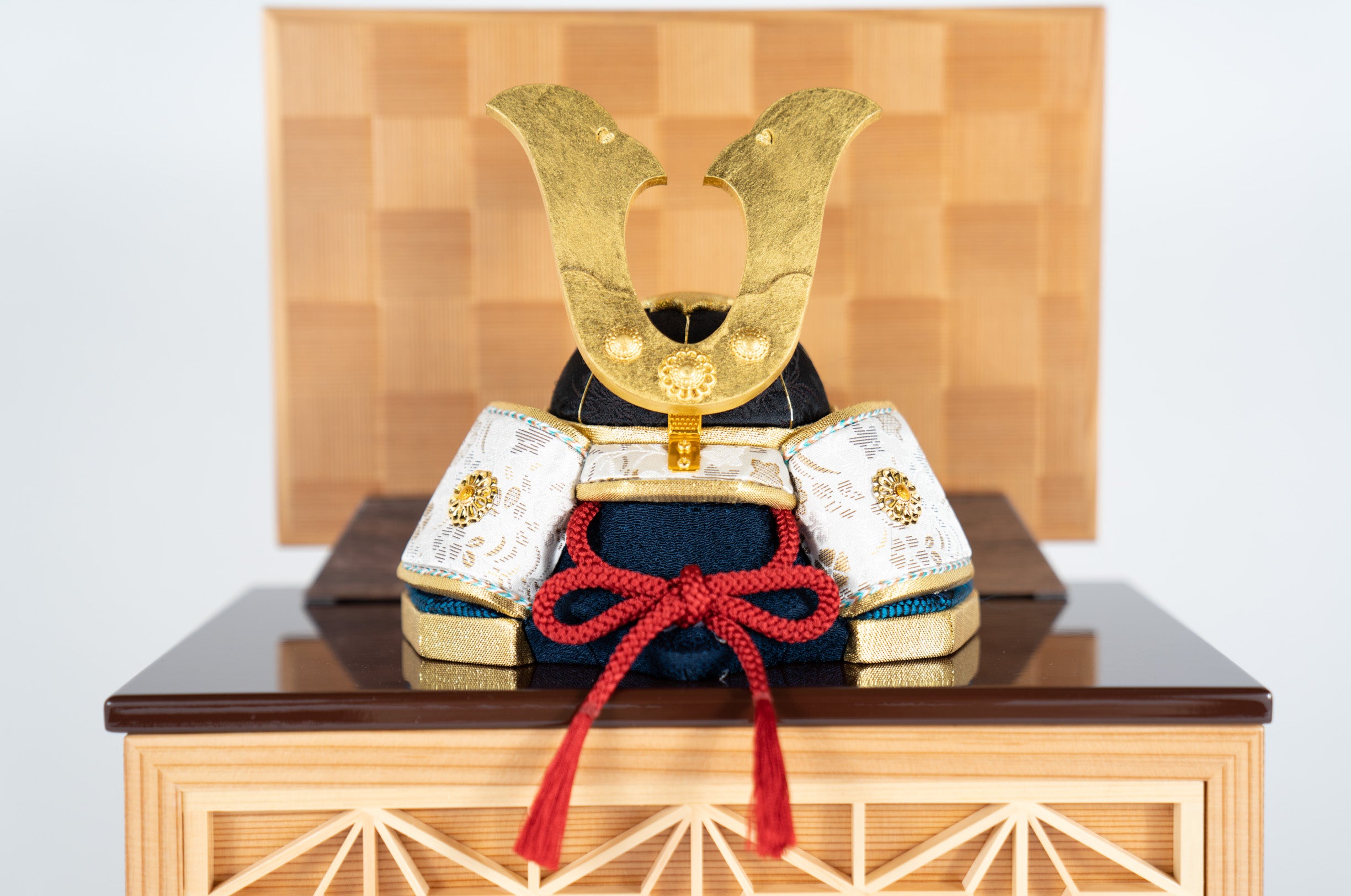 五月人形 宝輝 木目込み兜収納飾り(四角) 柿沼東光作